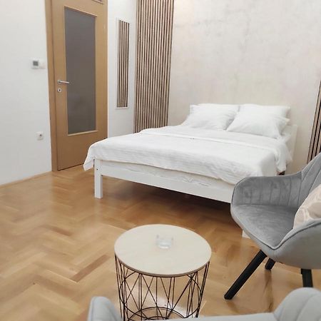 Studio Apartman Lukavica SJJ Exterior foto